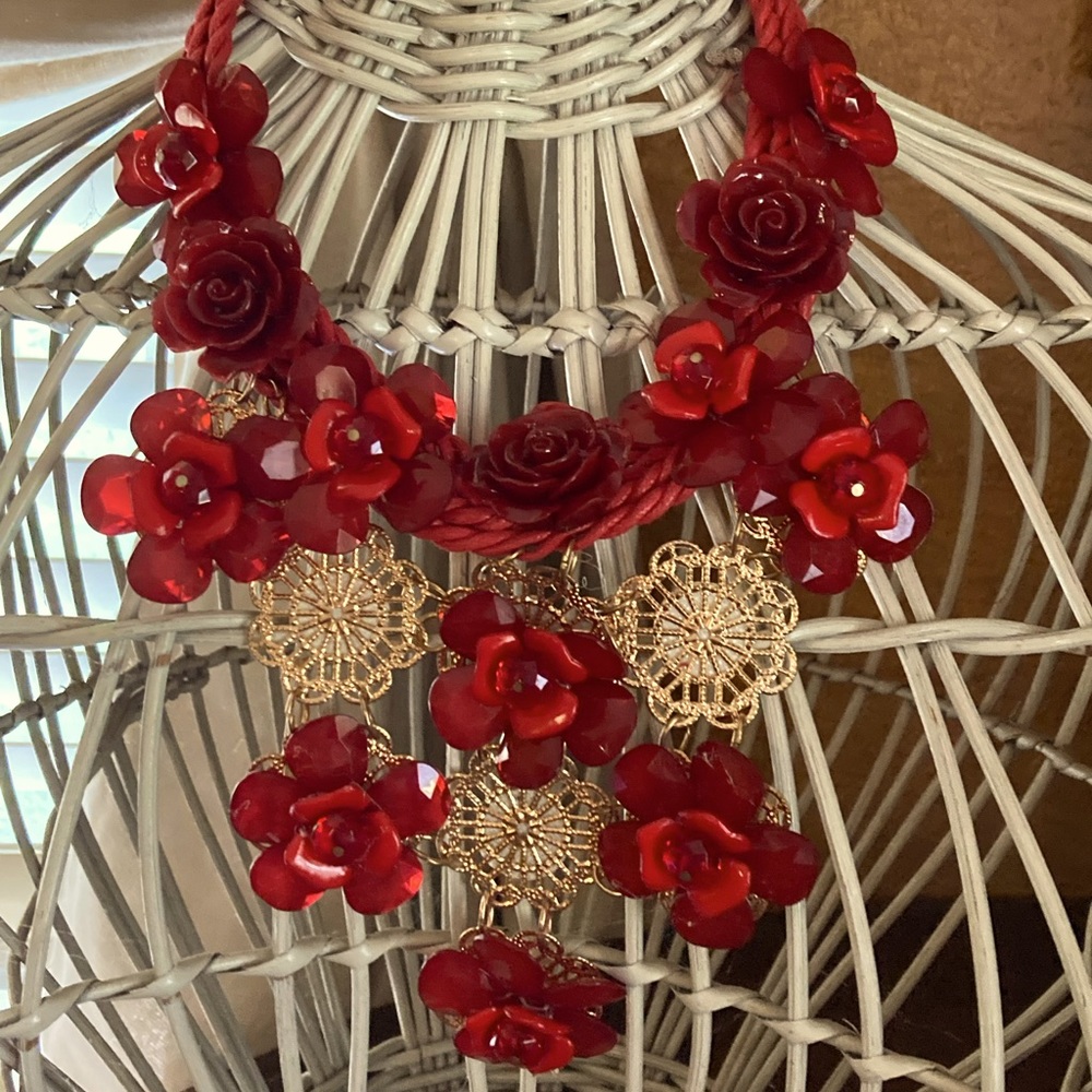 Exquisite Mini rose/floral design necklace.